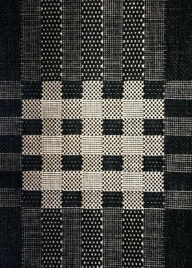 Flatvävda mattor är tunna, slitstarka och praktiska. Lättskötta mattor som passar perfekt under matbord eller i kök.