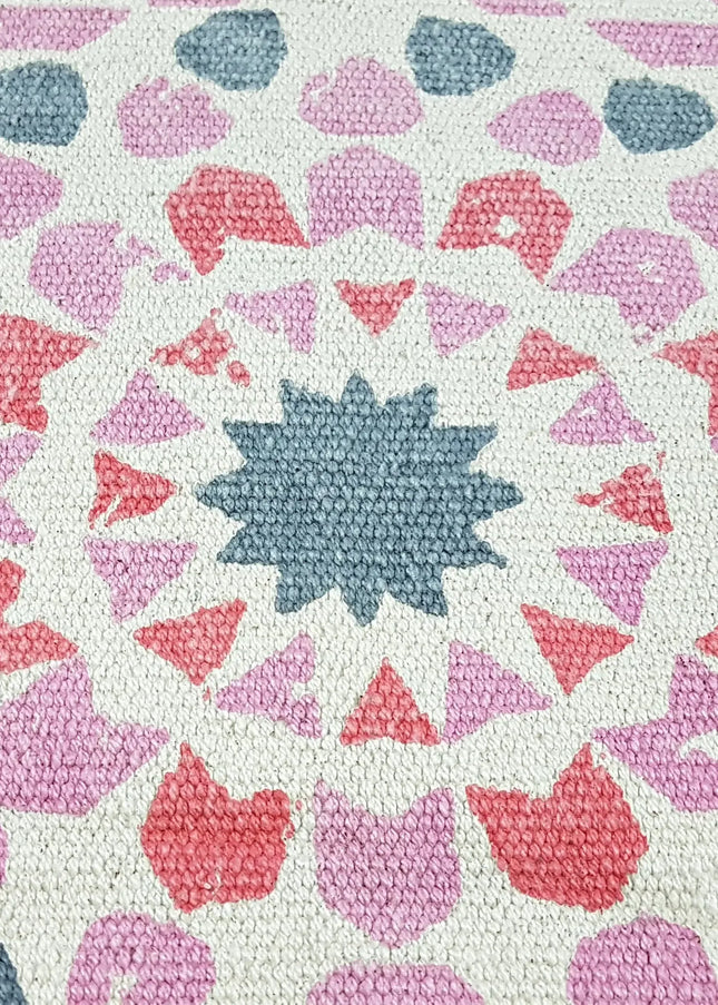 Bomullsmattor är lätta, mjuka och enkla att sköta. Perfekta i kök, hall eller sovrum för en tidlös och hemtrevlig känsla.