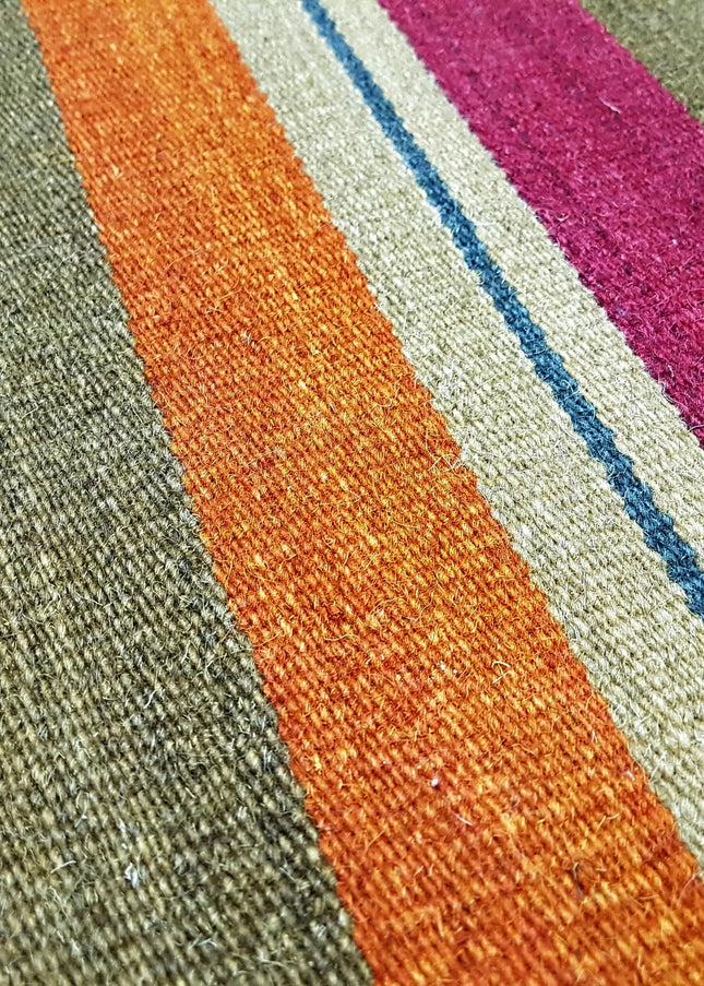 Ullmattor ger värme, hållbarhet och naturlig komfort. Ett klassiskt val som passar lika bra i vardagsrum som i sovrum.