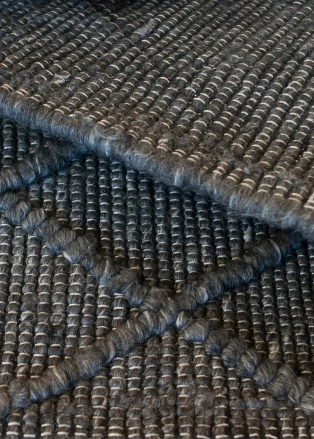 Ullmattor ger värme, hållbarhet och naturlig komfort. Ett klassiskt val som passar lika bra i vardagsrum som i sovrum.