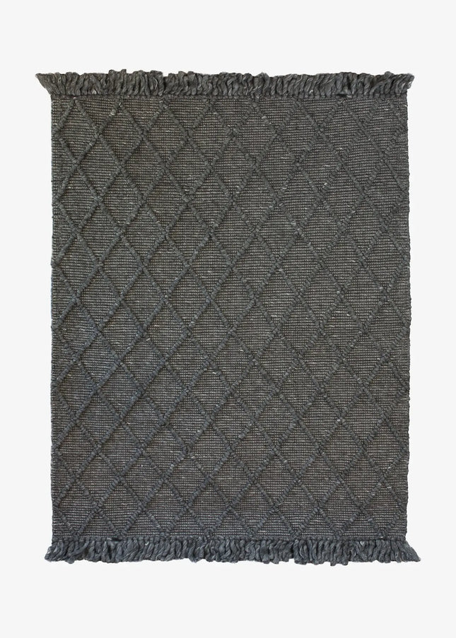 Ullmattor ger värme, hållbarhet och naturlig komfort. Ett klassiskt val som passar lika bra i vardagsrum som i sovrum.