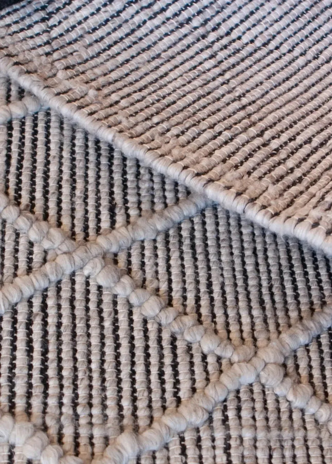 Ullmattor ger värme, hållbarhet och naturlig komfort. Ett klassiskt val som passar lika bra i vardagsrum som i sovrum.