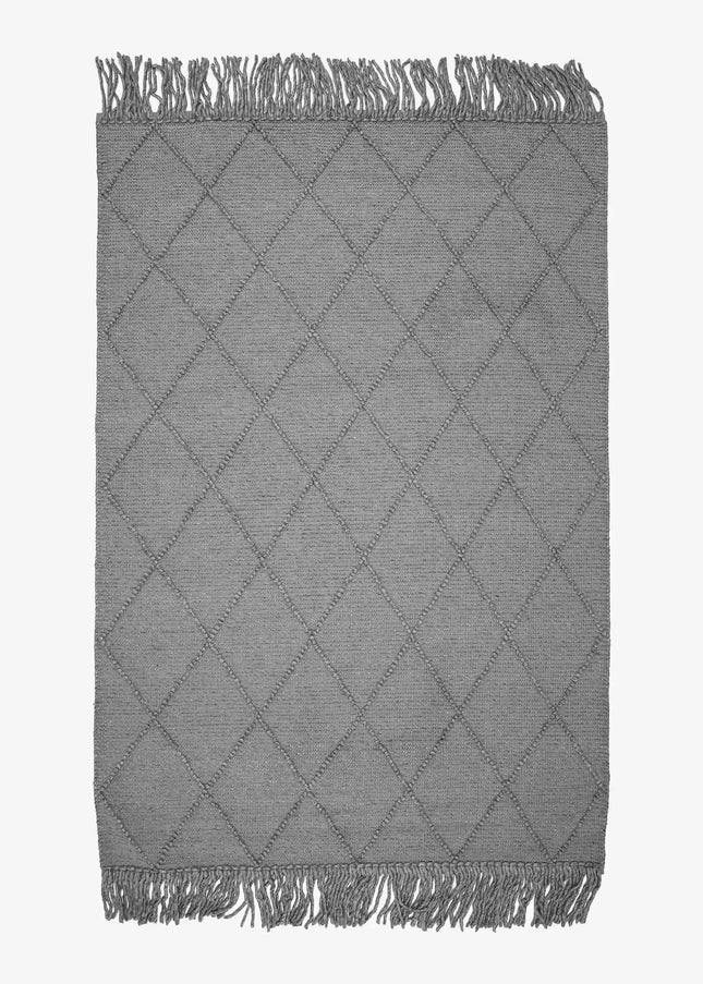 Ullmattor ger värme, hållbarhet och naturlig komfort. Ett klassiskt val som passar lika bra i vardagsrum som i sovrum.