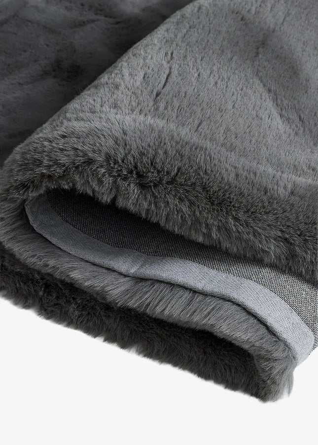 Ryamattor är mjuka, fluffiga och inbjudande. Den höga luggen ger en varm och mysig atmosfär i både vardagsrum och sovrum.