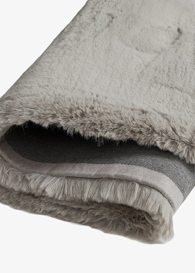 Ryamattor är mjuka, fluffiga och inbjudande. Den höga luggen ger en varm och mysig atmosfär i både vardagsrum och sovrum.