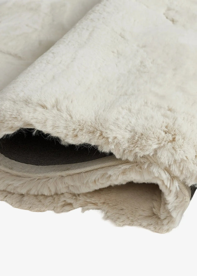 Ryamattor är mjuka, fluffiga och inbjudande. Den höga luggen ger en varm och mysig atmosfär i både vardagsrum och sovrum.