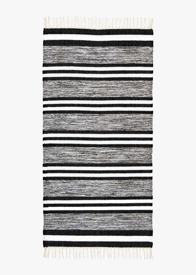 Trasmattor är klassiska, slitstarka och tidlösa. En lättskött matta i bomull som passar perfekt i kök, hall och vardagsrum.