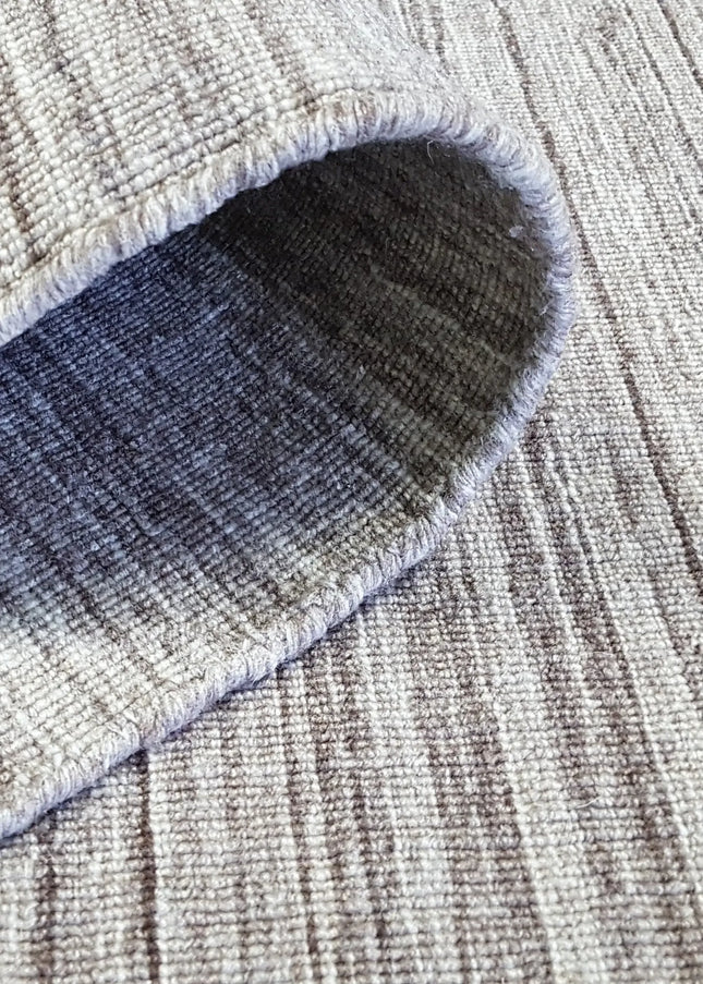 Ullmattor ger värme, hållbarhet och naturlig komfort. Ett klassiskt val som passar lika bra i vardagsrum som i sovrum.