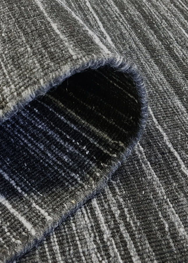 Ullmattor ger värme, hållbarhet och naturlig komfort. Ett klassiskt val som passar lika bra i vardagsrum som i sovrum.