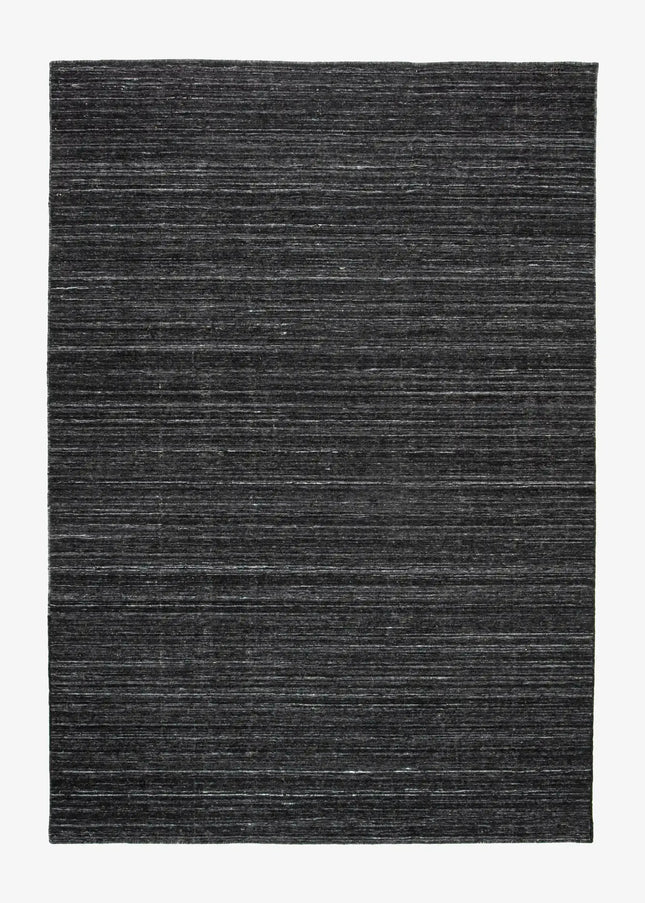 Ullmattor ger värme, hållbarhet och naturlig komfort. Ett klassiskt val som passar lika bra i vardagsrum som i sovrum.