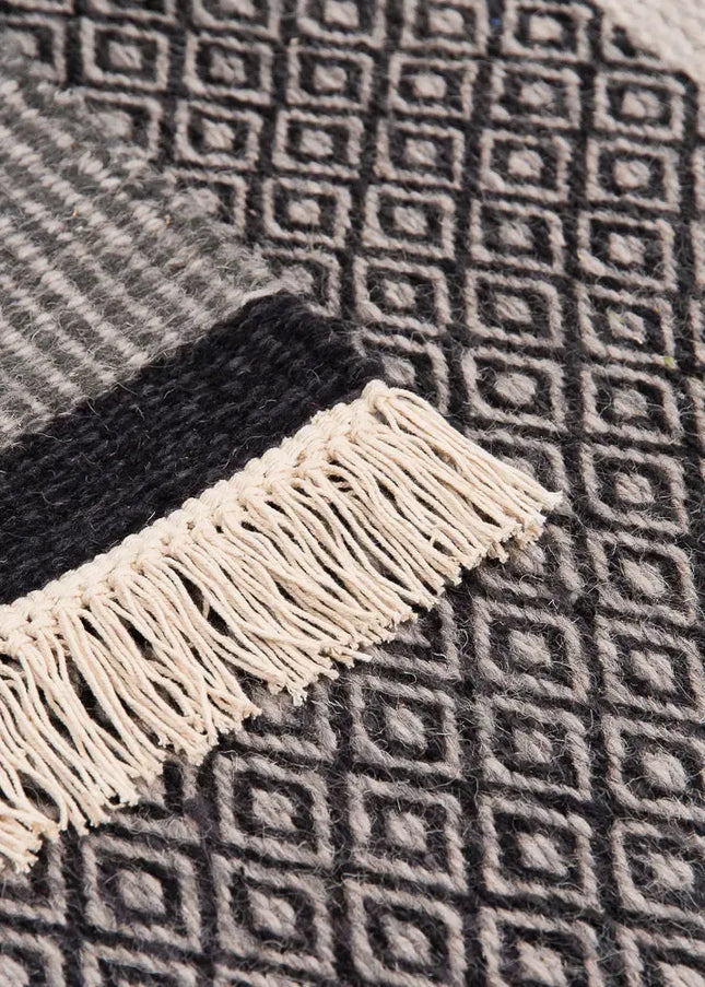 Ullmattor ger värme, hållbarhet och naturlig komfort. Ett klassiskt val som passar lika bra i vardagsrum som i sovrum.