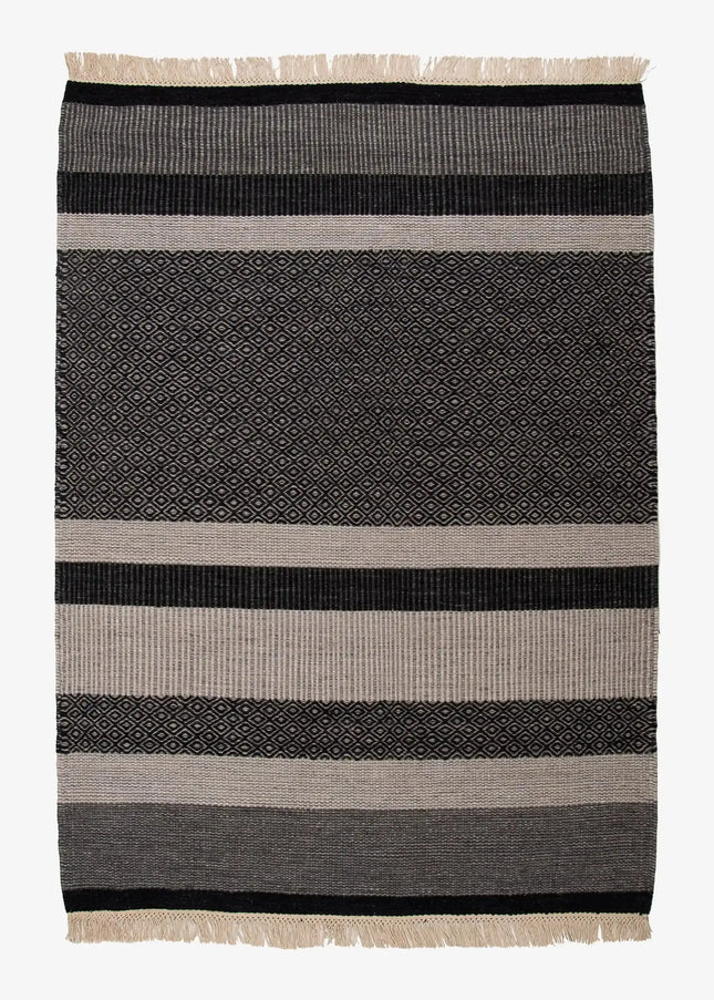 Ullmattor ger värme, hållbarhet och naturlig komfort. Ett klassiskt val som passar lika bra i vardagsrum som i sovrum.