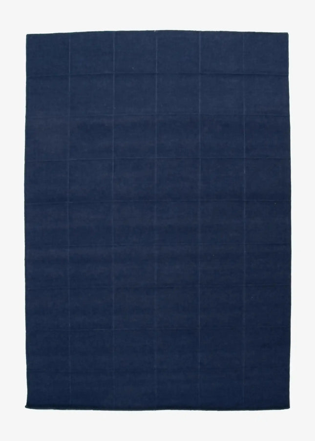 Ullmattor ger värme, hållbarhet och naturlig komfort. Ett klassiskt val som passar lika bra i vardagsrum som i sovrum.