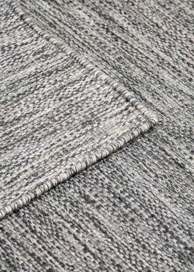 Ullmattor ger värme, hållbarhet och naturlig komfort. Ett klassiskt val som passar lika bra i vardagsrum som i sovrum.