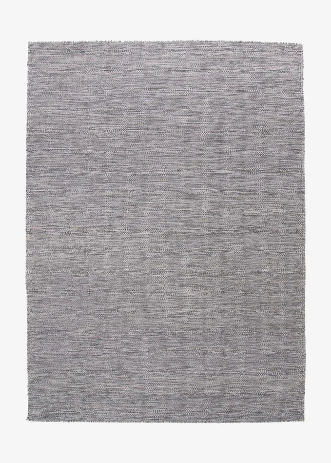 Ullmattor ger värme, hållbarhet och naturlig komfort. Ett klassiskt val som passar lika bra i vardagsrum som i sovrum.