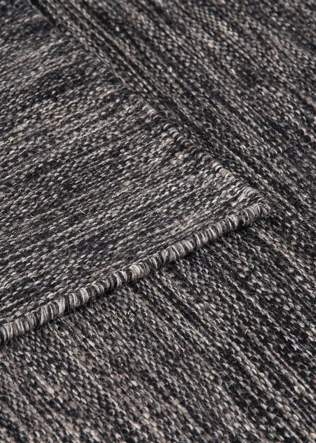 Ullmattor ger värme, hållbarhet och naturlig komfort. Ett klassiskt val som passar lika bra i vardagsrum som i sovrum.