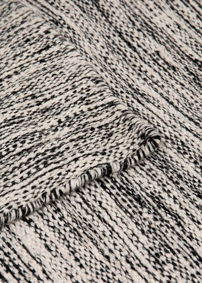 Ullmattor ger värme, hållbarhet och naturlig komfort. Ett klassiskt val som passar lika bra i vardagsrum som i sovrum.