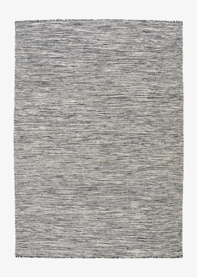 Ullmattor ger värme, hållbarhet och naturlig komfort. Ett klassiskt val som passar lika bra i vardagsrum som i sovrum.