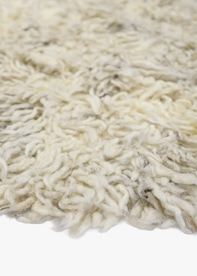 Ullmattor ger värme, hållbarhet och naturlig komfort. Ett klassiskt val som passar lika bra i vardagsrum som i sovrum.