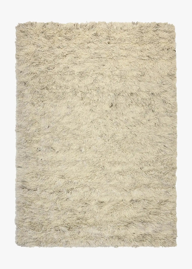 Ullmattor ger värme, hållbarhet och naturlig komfort. Ett klassiskt val som passar lika bra i vardagsrum som i sovrum.