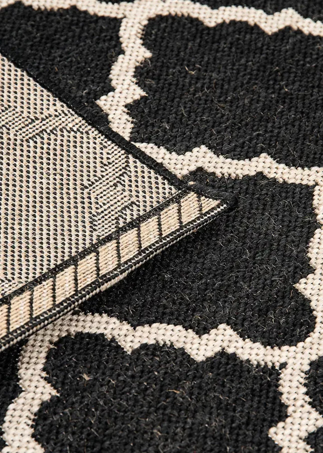 Flatvävda mattor är tunna, slitstarka och praktiska. Lättskötta mattor som passar perfekt under matbord eller i kök.