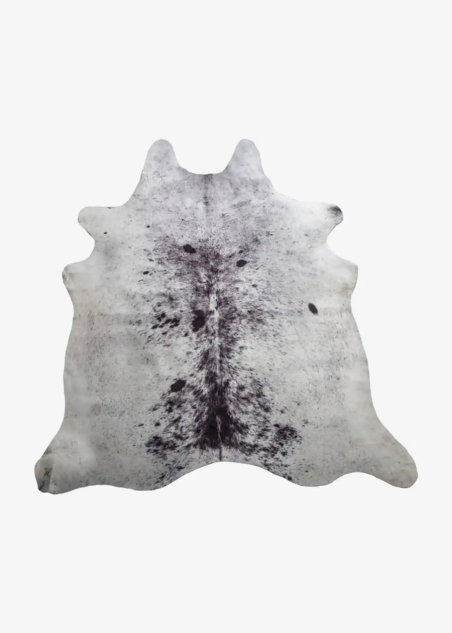 Fejkad kohud ger samma rustika känsla som äkta, men är djurvänlig och lättskött. En dekorativ matta som blir ett unikt inslag i ditt hem.