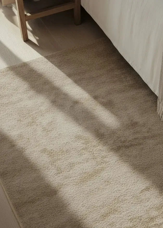 Ryamattor är mjuka, fluffiga och inbjudande. Den höga luggen ger en varm och mysig atmosfär i både vardagsrum och sovrum.