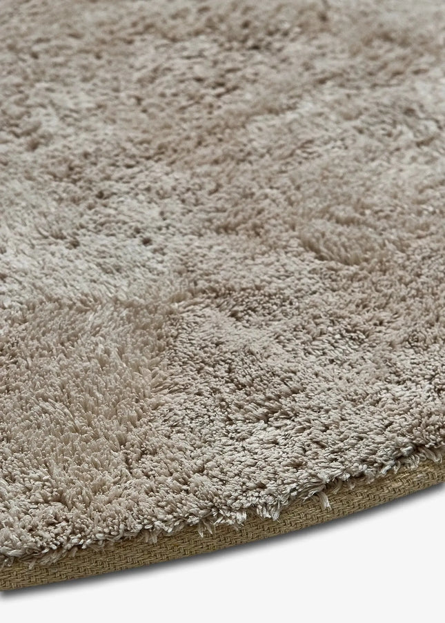 Ryamattor är mjuka, fluffiga och inbjudande. Den höga luggen ger en varm och mysig atmosfär i både vardagsrum och sovrum.