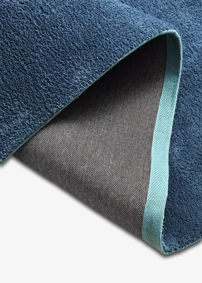 Ryamattor är mjuka, fluffiga och inbjudande. Den höga luggen ger en varm och mysig atmosfär i både vardagsrum och sovrum.