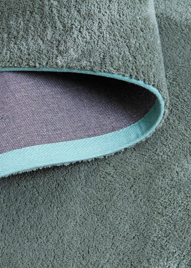 Ryamattor är mjuka, fluffiga och inbjudande. Den höga luggen ger en varm och mysig atmosfär i både vardagsrum och sovrum.