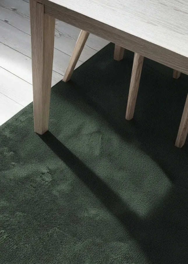 Wiltonmattor kombinerar lyxig komfort och tidlös design. Den täta vävtekniken gör mattan mjuk, slitstark och enkel att sköta. Perfekt för vardagsrum, sovrum eller under matbordet.