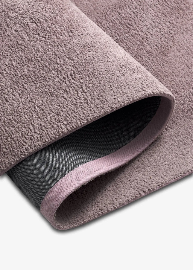 Ryamattor är mjuka, fluffiga och inbjudande. Den höga luggen ger en varm och mysig atmosfär i både vardagsrum och sovrum.