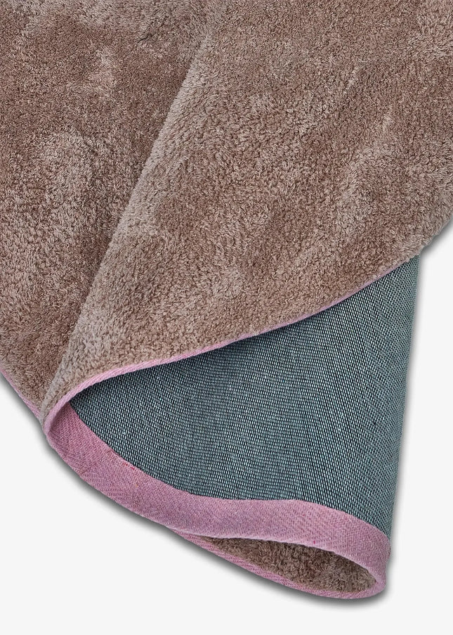 Ryamattor är mjuka, fluffiga och inbjudande. Den höga luggen ger en varm och mysig atmosfär i både vardagsrum och sovrum.