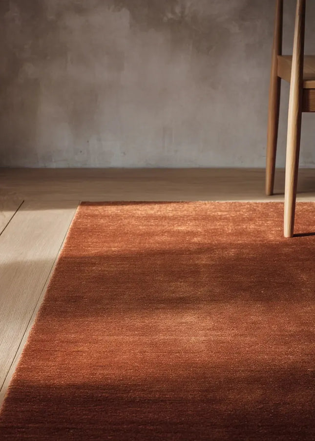 Ryamattor är mjuka, fluffiga och inbjudande. Den höga luggen ger en varm och mysig atmosfär i både vardagsrum och sovrum.