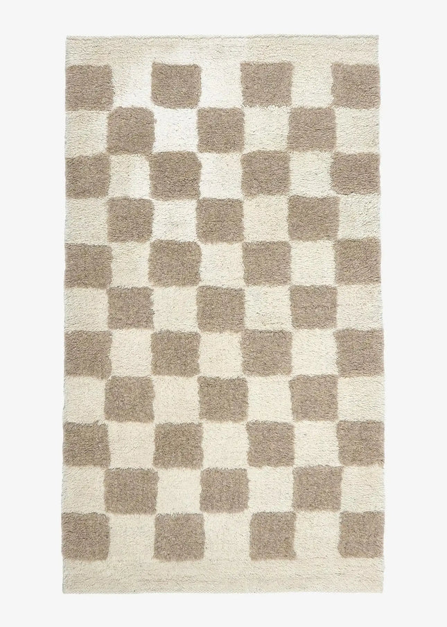 Ullmattor ger värme, hållbarhet och naturlig komfort. Ett klassiskt val som passar lika bra i vardagsrum som i sovrum.