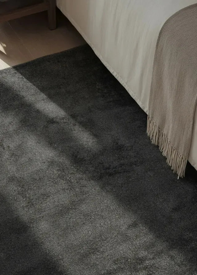 Ryamattor är mjuka, fluffiga och inbjudande. Den höga luggen ger en varm och mysig atmosfär i både vardagsrum och sovrum.