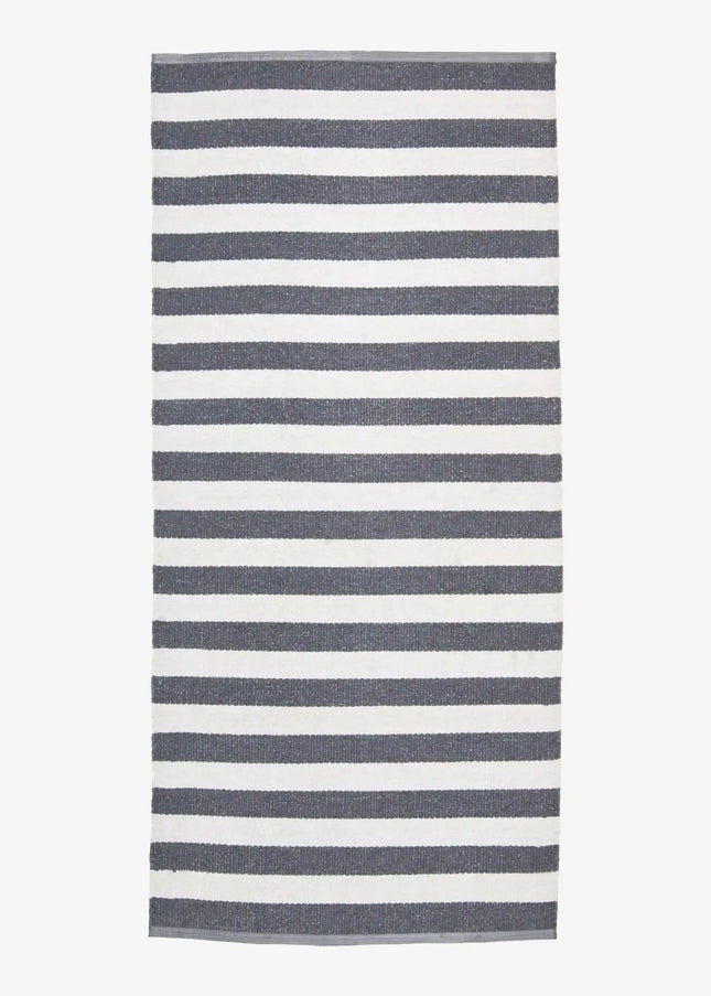 Plastmattor är tåliga, lättskötta och slitstarka. En praktisk matta som passar perfekt i kök, hall eller andra ytor som används flitigt.