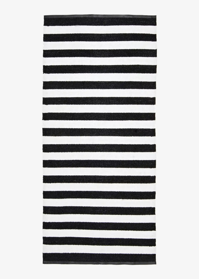 Plastmattor är tåliga, lättskötta och slitstarka. En praktisk matta som passar perfekt i kök, hall eller andra ytor som används flitigt.