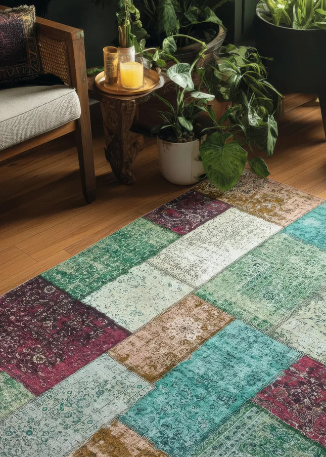 Halkfria mattor ligger stadigt på plats med sin gummerade baksida. Ett smart och tryggt val för barnrum, hall och kök.