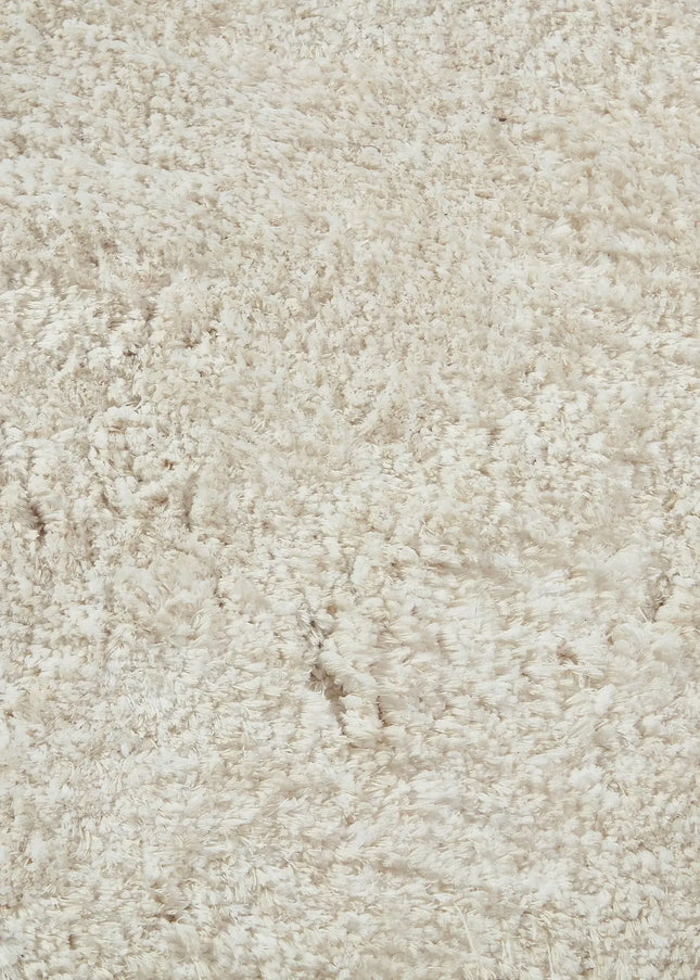 Ryamattor är mjuka, fluffiga och inbjudande. Den höga luggen ger en varm och mysig atmosfär i både vardagsrum och sovrum.