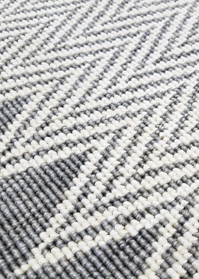 Flatvävda mattor är tunna, slitstarka och praktiska. Lättskötta mattor som passar perfekt under matbord eller i kök.