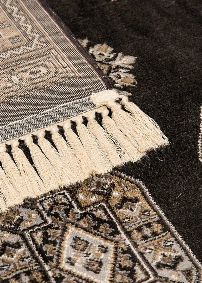 Konstsilkesmattor har en elegant glans och silkeslen yta. En lyxig matta som tillför exklusiv känsla till alla rum.