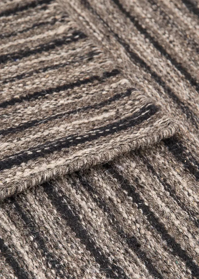 Ullmattor ger värme, hållbarhet och naturlig komfort. Ett klassiskt val som passar lika bra i vardagsrum som i sovrum.