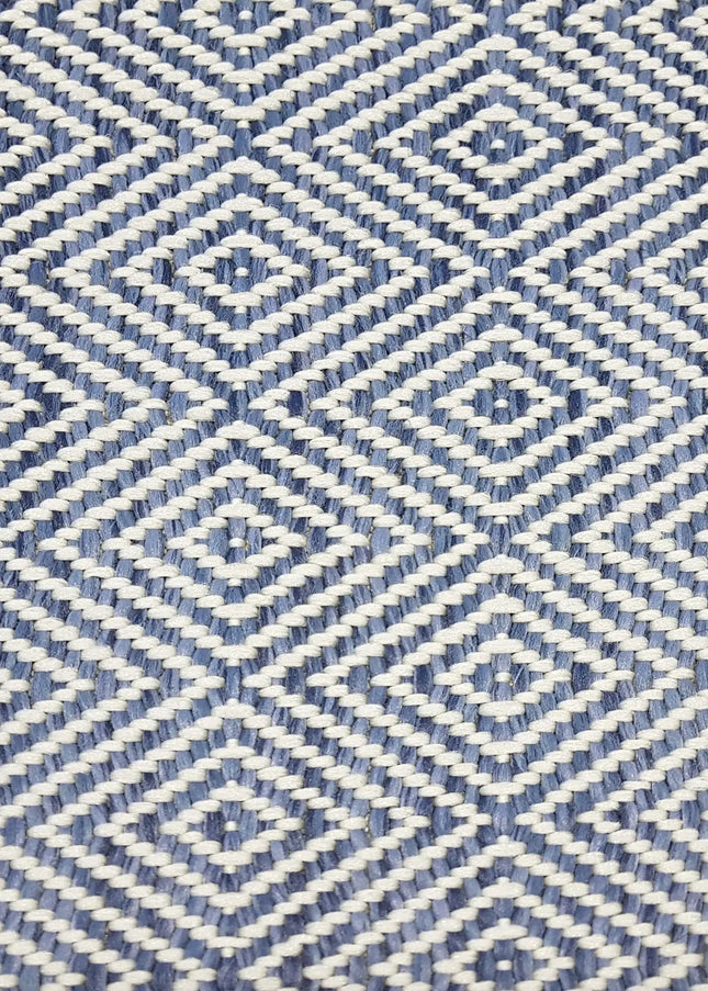 Flatvävda mattor är tunna, slitstarka och praktiska. Lättskötta mattor som passar perfekt under matbord eller i kök.