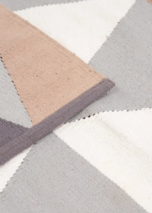 Bomullsmattor är lätta, mjuka och enkla att sköta. Perfekta i kök, hall eller sovrum för en tidlös och hemtrevlig känsla.