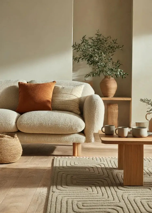 Ullmattor ger värme, hållbarhet och naturlig komfort. Ett klassiskt val som passar lika bra i vardagsrum som i sovrum.