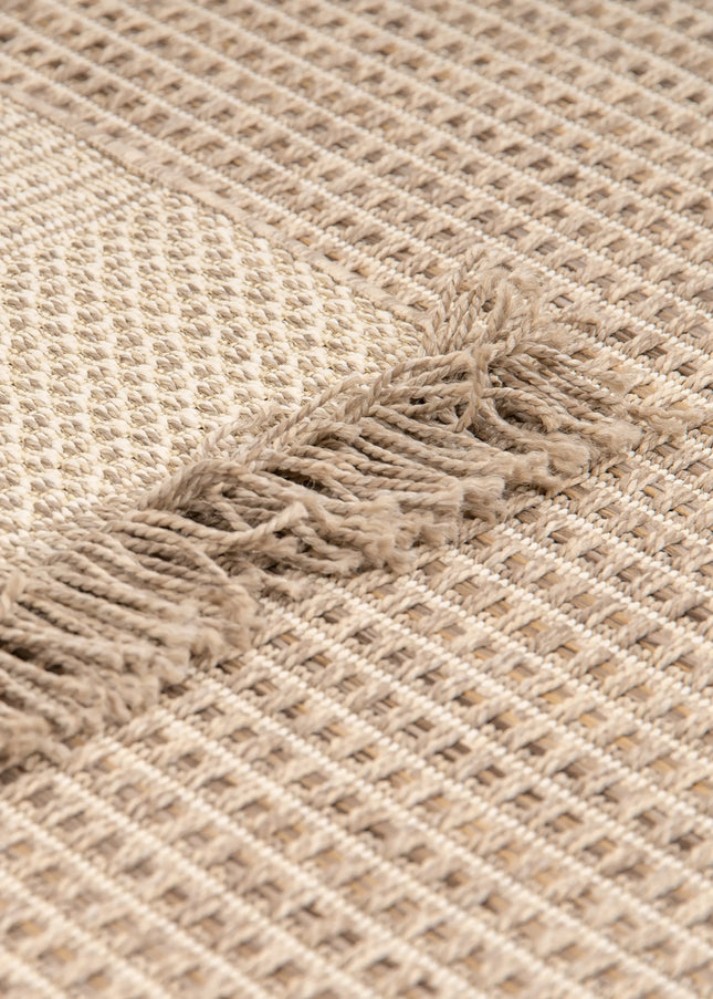 Flatvävda mattor är tunna, slitstarka och praktiska. Lättskötta mattor som passar perfekt under matbord eller i kök.