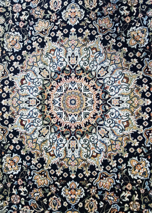 Konstsilkesmattor har en elegant glans och silkeslen yta. En lyxig matta som tillför exklusiv känsla till alla rum.