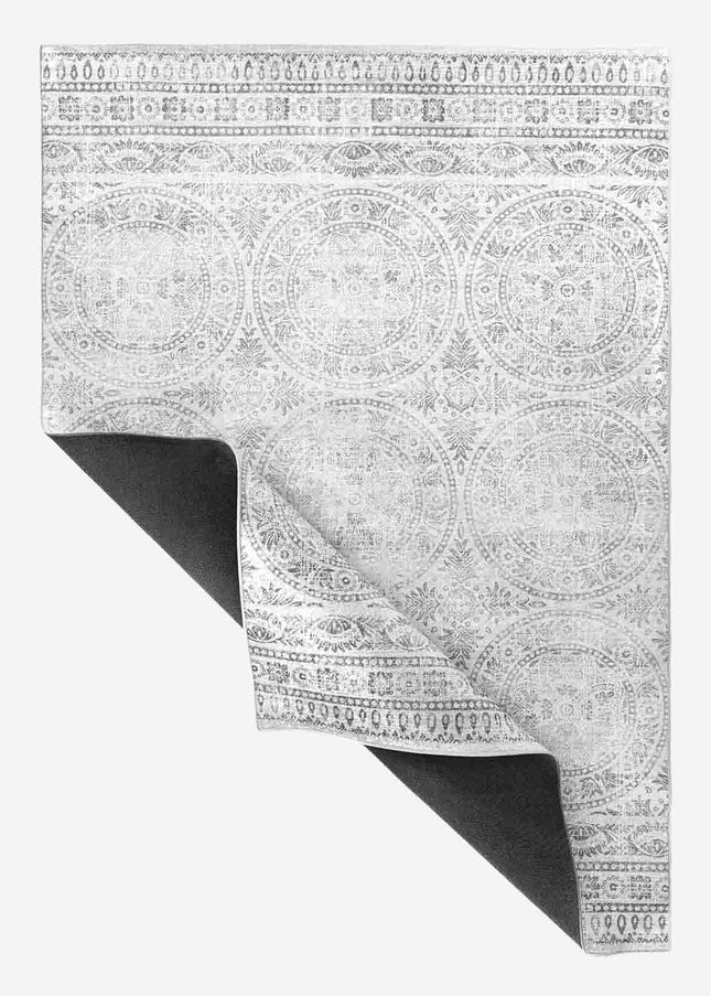 Halkfria mattor ligger stadigt på plats med sin gummerade baksida. Ett smart och tryggt val för barnrum, hall och kök.