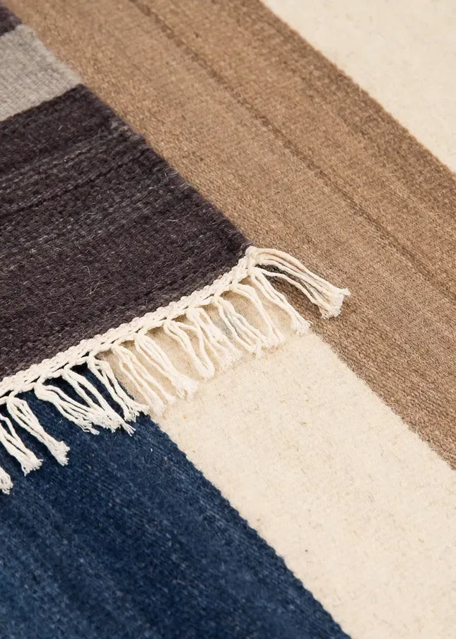 Ullmattor ger värme, hållbarhet och naturlig komfort. Ett klassiskt val som passar lika bra i vardagsrum som i sovrum.